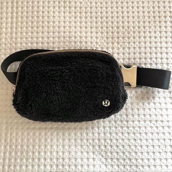 lululemon athletica Handbags - Lululemon Fleece Everywhere Belt Bag 1L BLACK